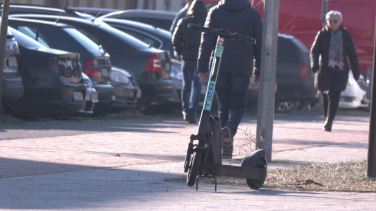 Na snímke elektrokolobežka.