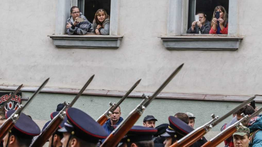 Ľudia sledujú smútočný sprievod s rakvou zosnulého prezidenta Michala Kováča.