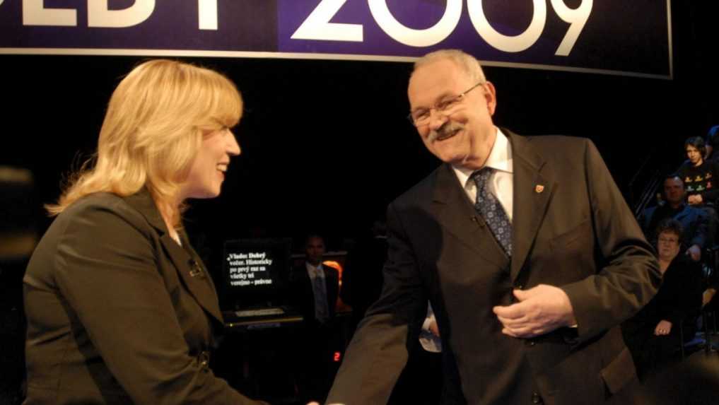 Iveta Radičov&aacute; a Ivan Ga&scaron;parovič si pod&aacute;vaj&uacute; ruku pred telev&iacute;znym duelom prezidentsk&yacute;ch kandid&aacute;tov.