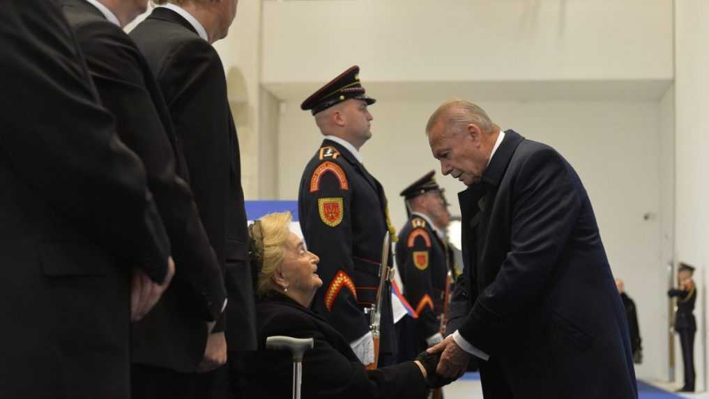 Manželka zosnulého prezidenta Emília Kováčová prijíma kondolencie od bývalého prezidenta SR Rudolfa Schustera.