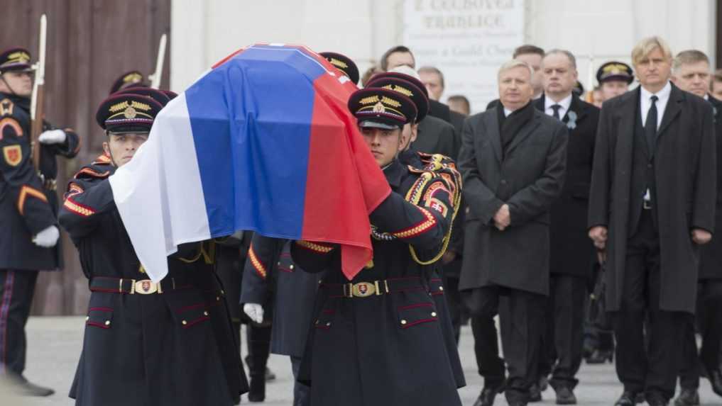 Pr&Atilde;&Acirc;&shy;slu&Atilde;&Acirc;&iexcl;n&Atilde;&Acirc;&shy;ci &Atilde;&Acirc;estnej str&Atilde;&Acirc;&iexcl;&Atilde;&Acirc;&frac34;e vyn&Atilde;&Acirc;&iexcl;&Atilde;&Acirc;&iexcl;aj&Atilde;&Acirc;&ordm; rakvu so zosnul&Atilde;&Acirc;&frac12;m prezidentom. V pozad&Atilde;&Acirc;&shy; sprava synovia Michala Kov&Atilde;&Acirc;&iexcl;&Atilde;&Acirc;a Juraj a Michal Kov&Atilde;&Acirc;&iexcl;&Atilde;&Acirc; ml.