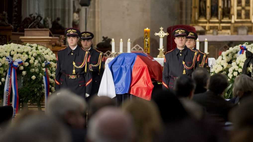 Príslušníci Čestnej stráže prezidenta SR stoja pri rakve Michala Kováča.