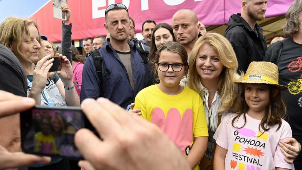 Prezidentka sa fotografuje s n&aacute;v&scaron;tevn&iacute;kmi festivalu Pohoda 2019.