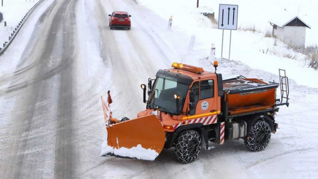 Väčšinu Slovenska čaká sneženie. Na cestách sa môžu tvoriť snehové jazyky