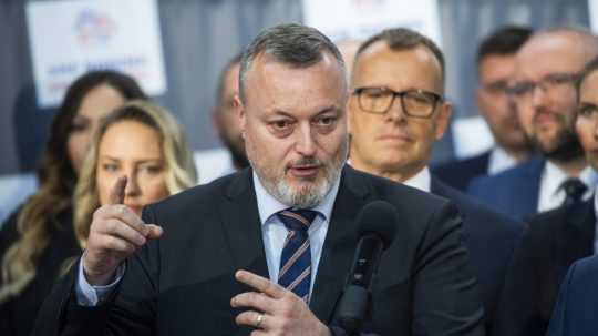 Na snímke uprostred bývalý minister práce Milan Krajniak.