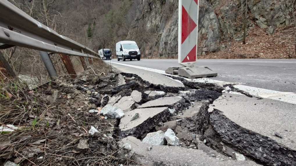 Začiatok prác na nestabilnom skalnom brale v Strečne opäť posúvajú. Cestárov zabrzdila byrokracia