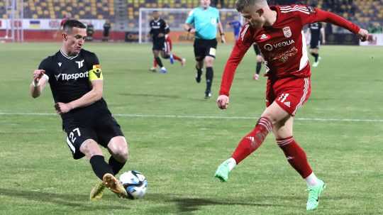 Na snímke zľava Damián Bariš (Trenčín) a Martin Rymarenko (Banská Bystrica).