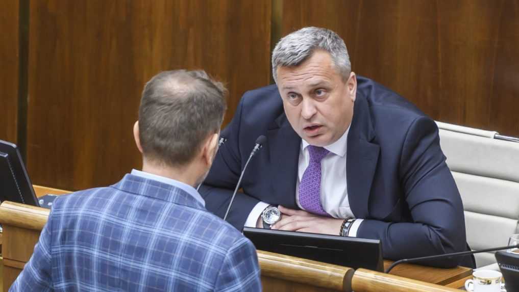 VIDEO: A. Danko sa v NR SR pýtal I. Matoviča, či mu dochádza tabletka. Navzájom si útočili aj na partnerky