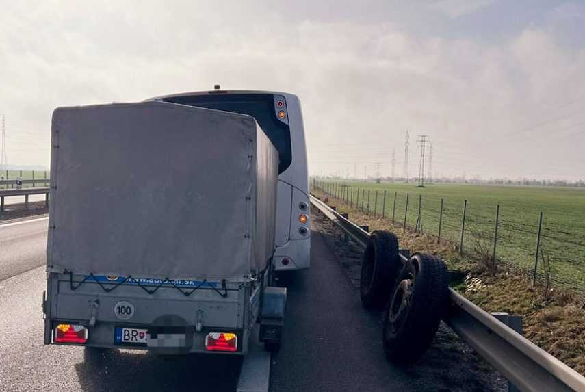 Na R1 pri Vlčkovciach musel vodič odstaviť autobus plný detí, počas jazdy sa mu uvoľnili kolesá