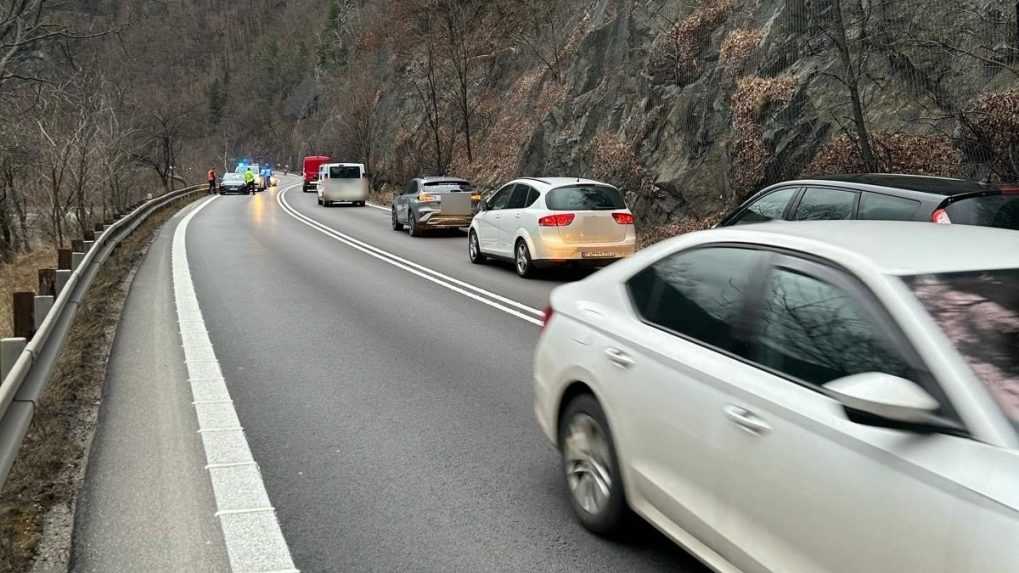 Vážna nehoda pod Strečnom: Kamión sa čelne zrazil s osobným autom. O život prišiel jeden človek