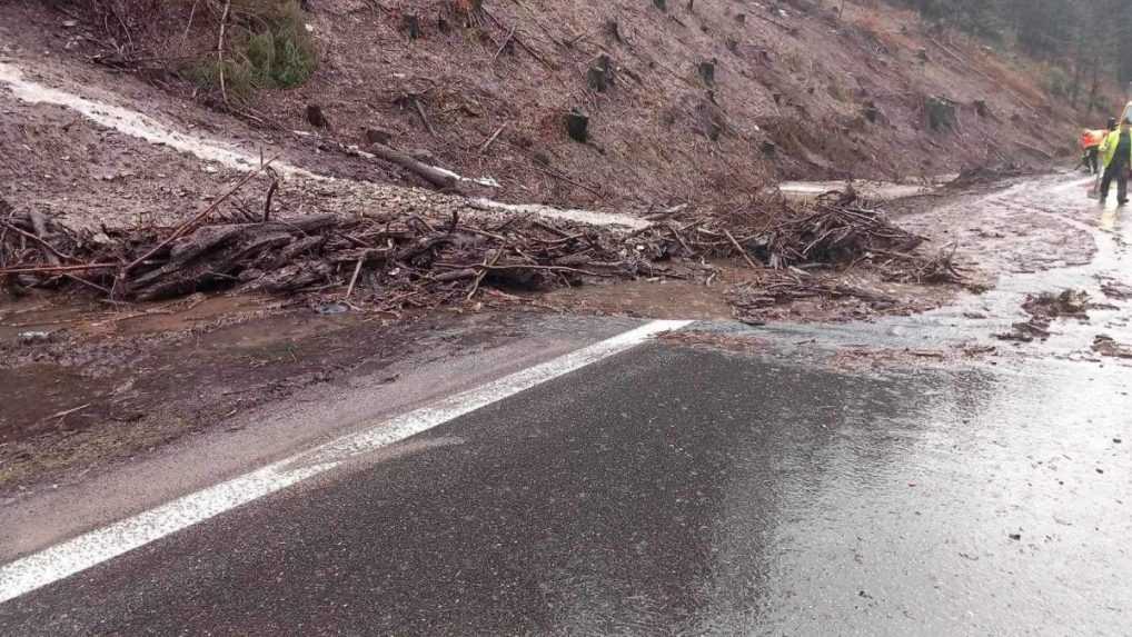 Na Donovaloch sa zosunul svah. Doprava je obmedzená