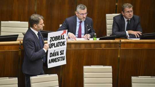 Zľava: Poslanec Igor Matovič, predseda NR SR Peter Pellegrini a podpredseda NR SR Peter Žiga.