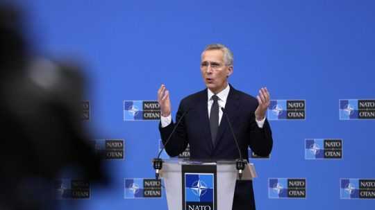 Generálny tajomník NATO Jens Stoltenberg počas tlačovej konferencie.