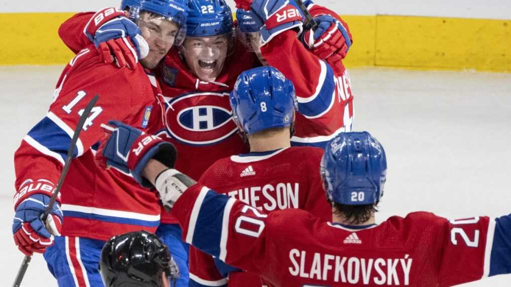 Juraj Slafkovský oslavuje gól spoluhráča Nicka Suzukiho.