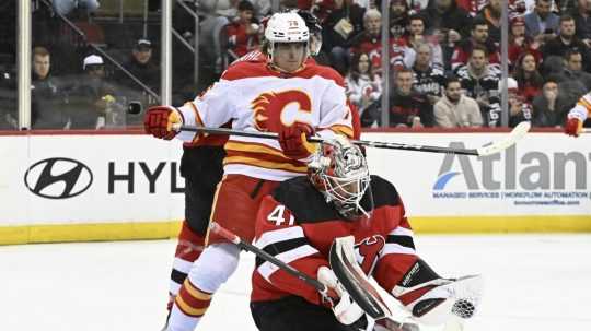 Martin Pospíšil a brankár New Jersey Devils Vítek Vaneček.