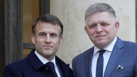 Slovenský premiér Robert Fico s francúzskym prezidentom Emmanuelom Macronom.