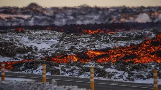 Láva pri ceste, ktorá smeruje do mesta Grindavík na polostrove Reykjanes na Islande.