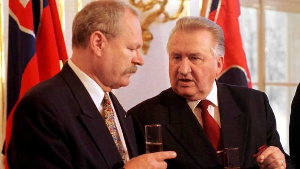 Zľava prezident Michal Kov&aacute;č v rozhovore s predsedom NR SR Ivanom Ga&scaron;parovičom.