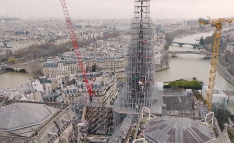 Dominanta Paríža môže byť verejnosti dostupná už čoskoro. Päť rokov po požiari zložili z Notre-Dame lešenie