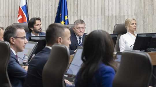 Minister obrany Robert Kaliňák (Smer-SD), premiér Robert Fico (Smer-SD) a podpredsedníčka vlády a ministerka hospodárstva Denisa Saková (Hlas-SD).