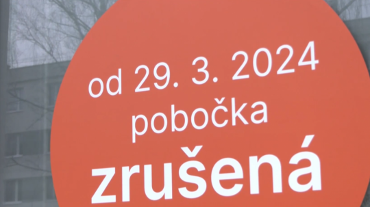 Kamenné pobočky bánk zanikajú, ako aktuálne v Hriňovej.