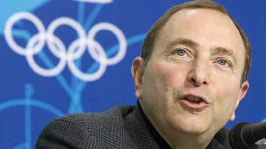 Komisár NHL Gary Bettman.