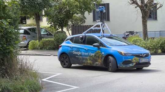 Auto Google Street View so strešnou kamerou.