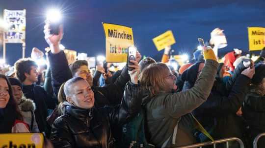 Účastníci podujatia s názvom More svetiel za demokraciu.