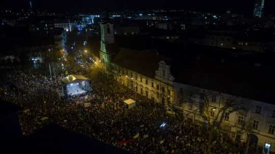 Desaťtisíce ľudí protestovali na opozičnej demonštrácii v Bratislave.