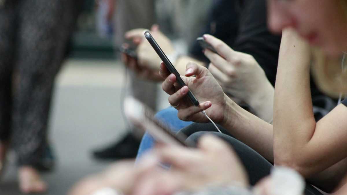 Mlad&iacute; tr&aacute;via online cel&eacute; hodiny, &scaron;t&aacute;t chyst&aacute; regul&aacute;ciu. Rodičia podľa det&iacute; často nejd&uacute; pr&iacute;kladom