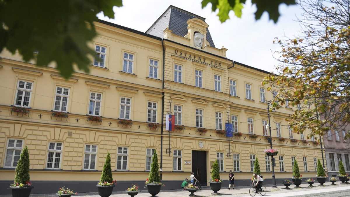 Platy &uacute;stavn&yacute;ch činiteľov ďalej rast&uacute;, hoci strana Hlas chcela proti tomu zakročiť. Opoz&iacute;cia žiada solidaritu s občanmi