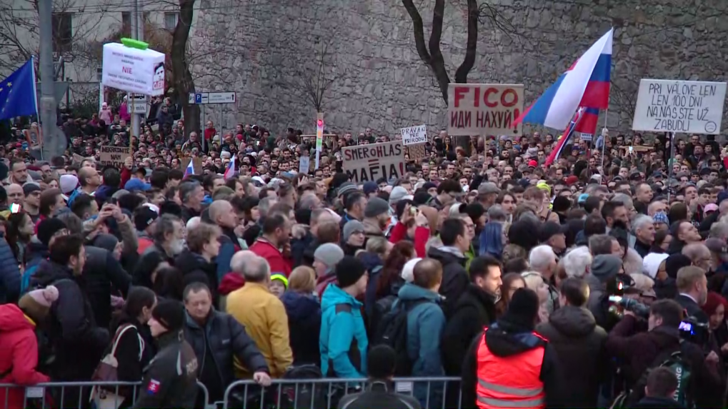 Prvý opozičný protest pred parlamentom: Nesúhlas s novelou Trestného zákona prišli opäť vyjadriť tisícky ľudí