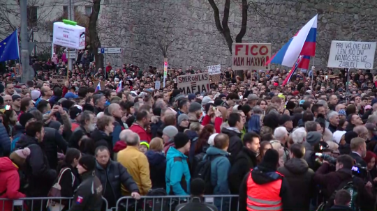 Pohľad na protest pred budovou NR SR.