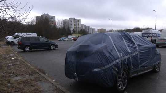 odstavené auto na parkovisku