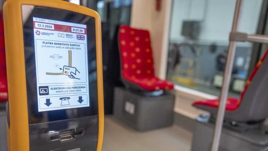 Označovač MHD lístkov v novej električke.