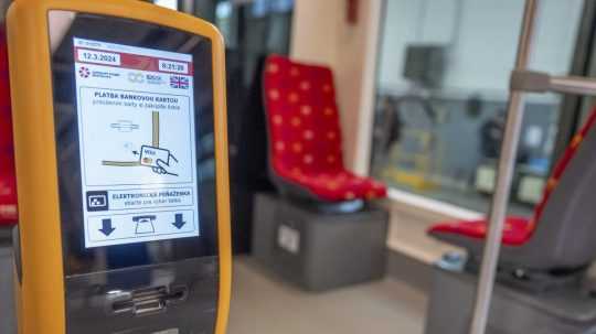Označovač MHD lístkov v novej električke.