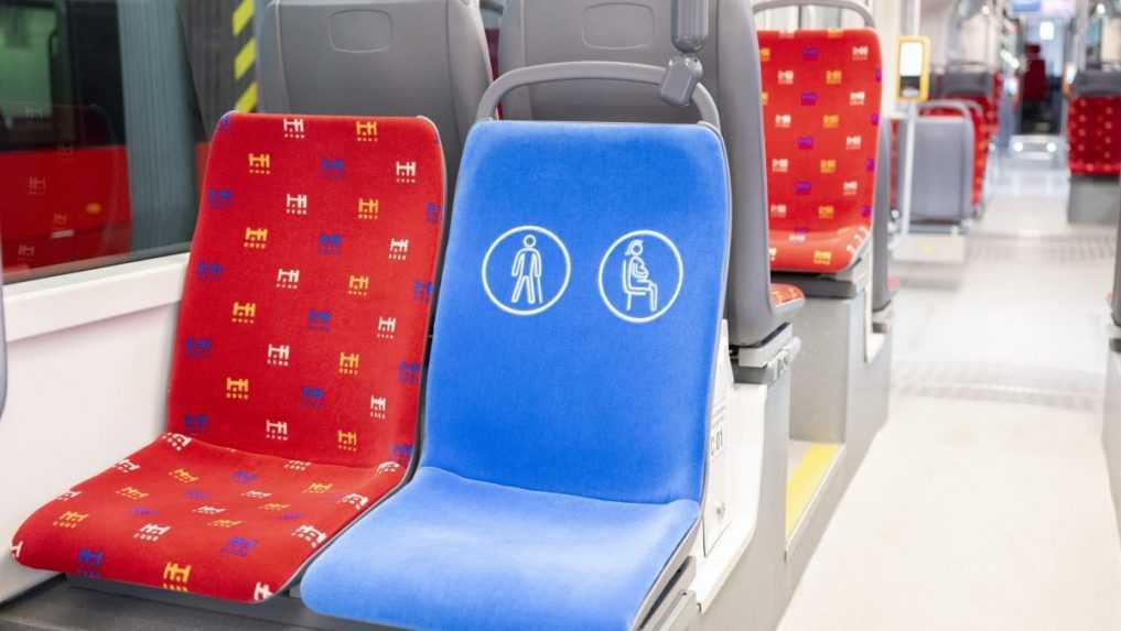 Sedačky v novej električke.