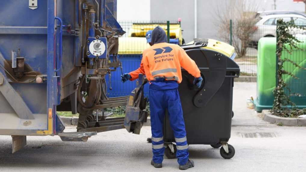 Vodič vážne zranil zamestnanca odpadovej spoločnosti, keď predbiehal smetiarske auto