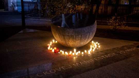 Na snímke pamätník Sviečkovej manifestácie.