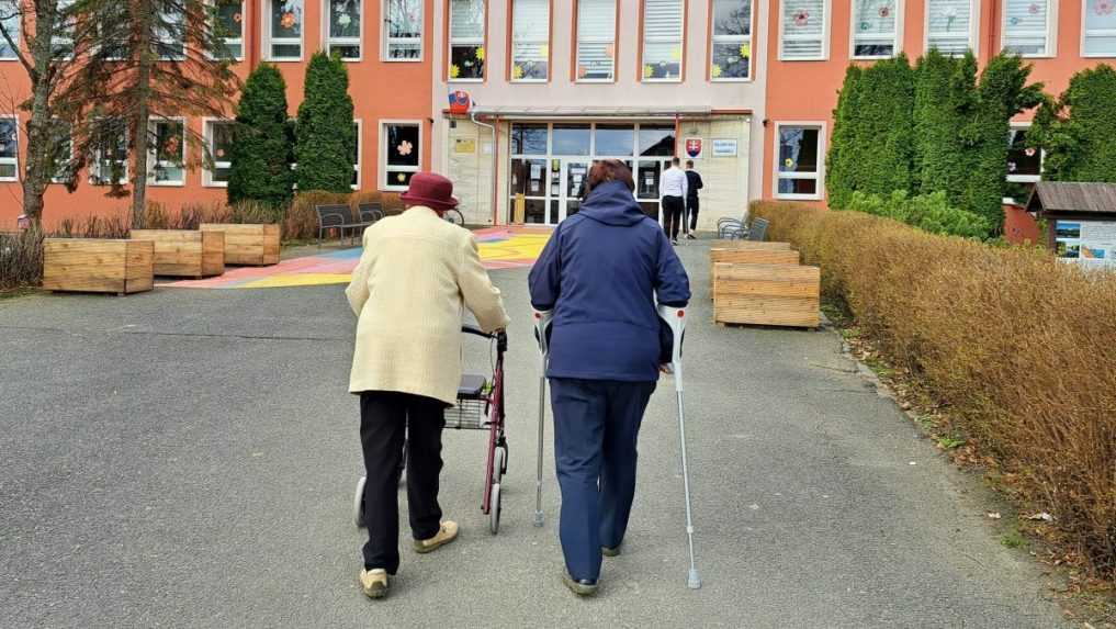 101-roÃ„ÂnÃƒÂ¡ MÃƒÂ©ta EleonÃƒÂ³ra ZacharovÃƒÂ¡ na ceste do volebnej miestnosti.