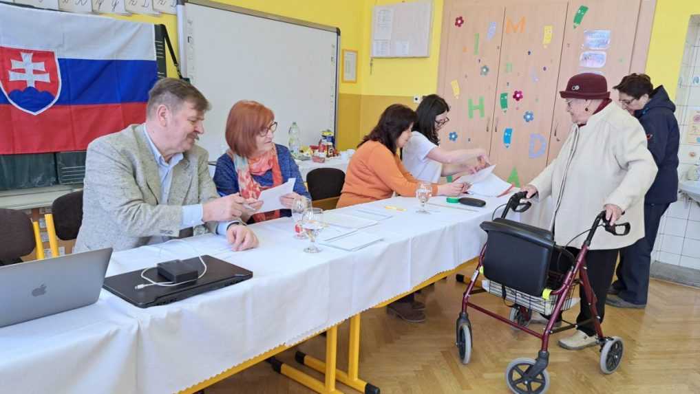 Na snÃƒÂ­mke 101-roÃ„ÂnÃƒÂ¡ MÃƒÂ©ta EleonÃƒÂ³ra ZacharovÃƒÂ¡ vo volebnej miestnosti.