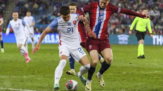 Na snímke zľava Dávid Ďuriš (Slovensko) a Kristiab Thorstvedt (Nórsko) počas prípravného medzištátneho futbalového stretnutia pred ME 2024.