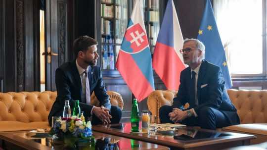 Podpredseda parlamentu Michal Šimečka s českým premiérom Petrom Fialom.