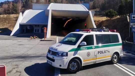 Policajné auto pred tunelom Branisko.