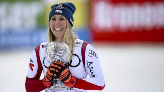 Na snímke rakúska lyžiarka Cornelia Hütterová oslavuje s trofejou.