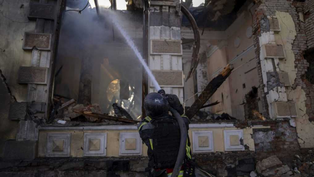 Hasiči hasia požiar na železničnej stanici po ruskom raketovom &uacute;toku v meste Kosťantynivka.