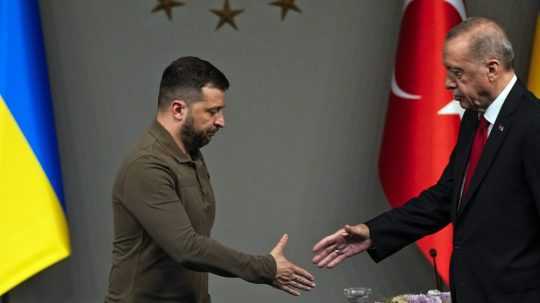 Turecký prezident Recep Tayyip Erdogan (vpravo) a ukrajinský prezident Volodymyr Zelenskyj.