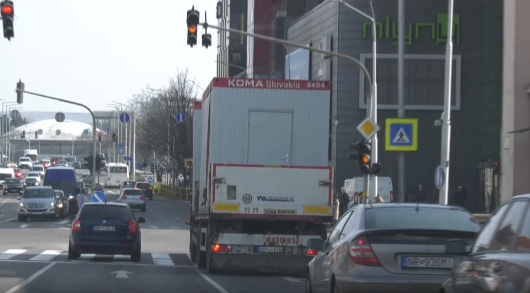 Nitru trápia kamióny v centre mesta. Pre obchádzku sa zhoršuje stav ciest