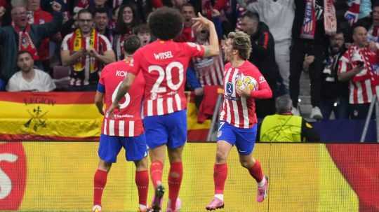 Hráč Atletico Madrid Antoine Griezmann (vpravo) oslavuje po tom, ako strelil úvodný gól v odvetnom zápase osemfinále Atletico Madrid - Inter Miláno Ligy majstrov vo futbale v Madride 13. marca 2024.