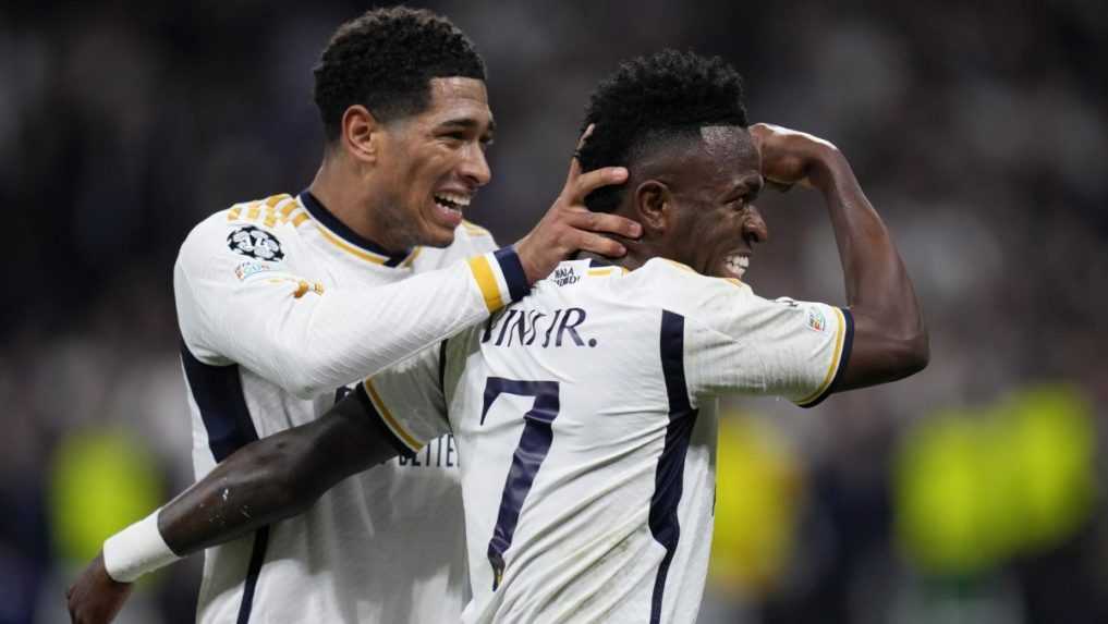 Vinicius Junior (vpravo) oslavuje s Judom Bellinghamom po strelen&iacute; &uacute;vodn&eacute;ho g&oacute;lu.